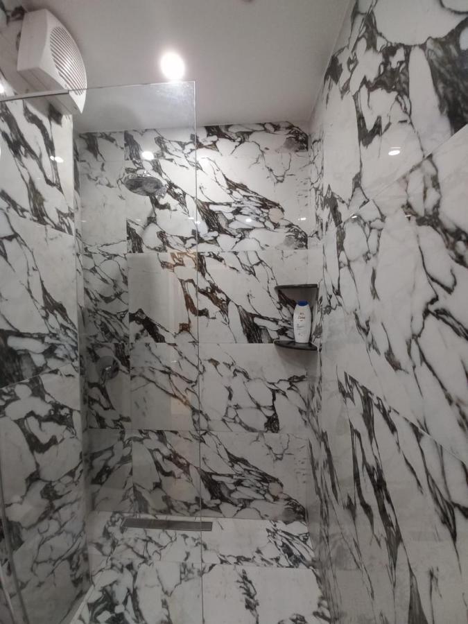 Penthouse Rooms & Aparts Тирана Экстерьер фото