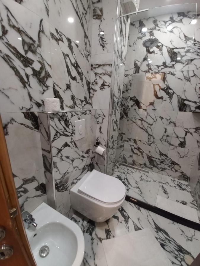 Penthouse Rooms & Aparts Тирана Экстерьер фото